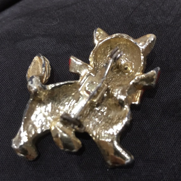 Gold cat brooch with green sparkling eyes. 1.5 in - Picture 2 of 3